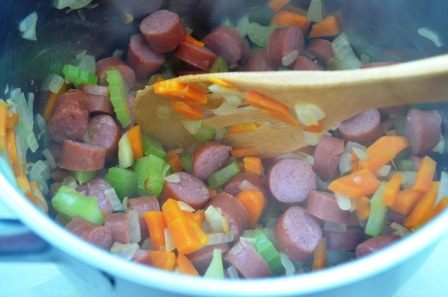 Согревающая чечевичная похлебка с копчеными сосисками 