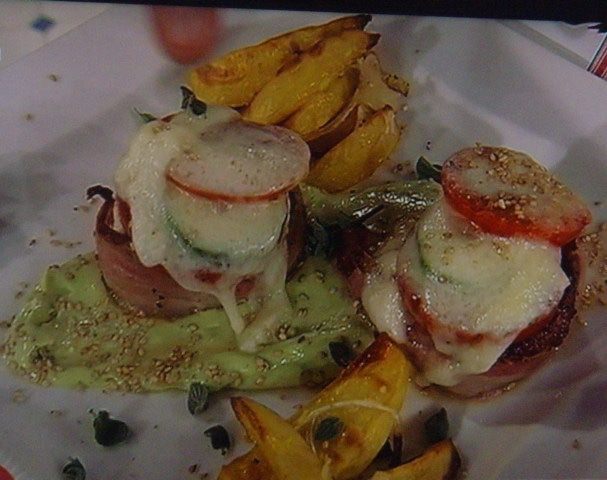 Запеченные под моцарелой свиные медальоны с хрустящей картошкой