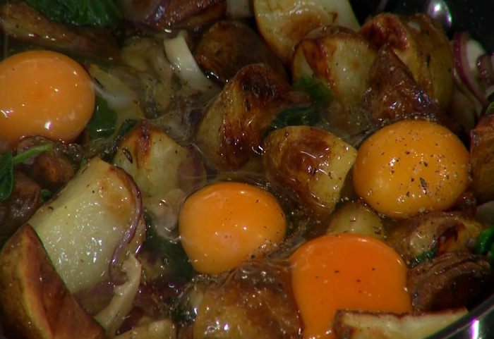 Яйца, запеченные с картофелем, грибами и шпинатом 
