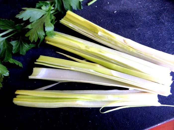 Баварские колбаски с итальянской пастой под сырным штрейзелем