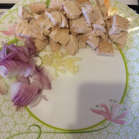 Салат с курицей и фасолью