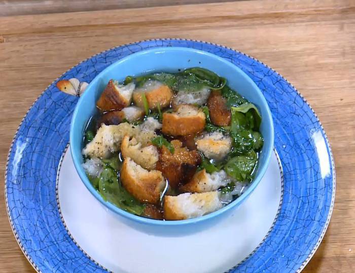 Куриный бульон с яйцом и беконом 