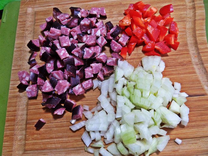 Фасолевые котлетки с колбасками