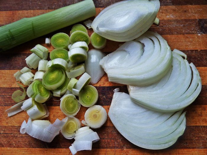 Рулька с разной капустой и грибами