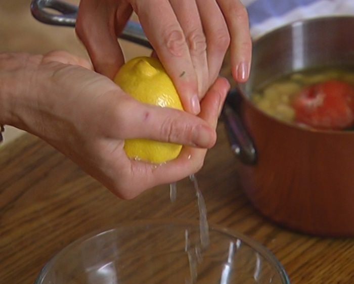 Салат из фасоли с беконом и сливами на гриле