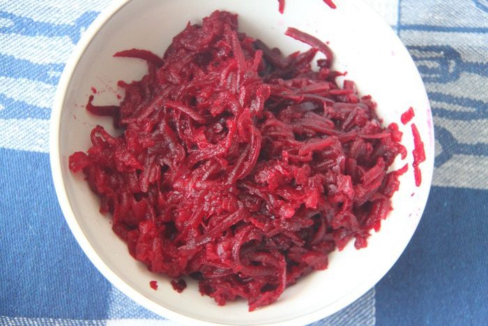 Чечевица со свеклой и шпинатом