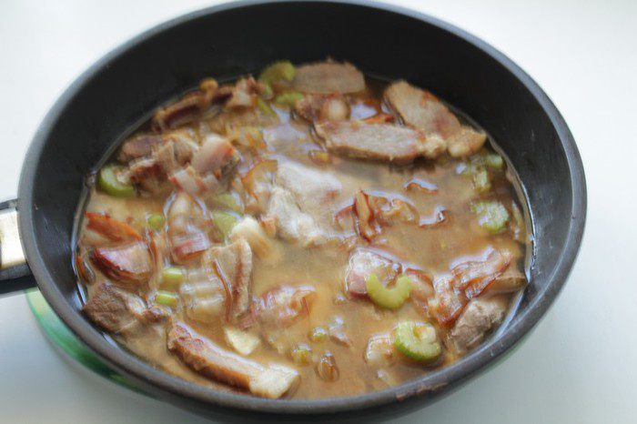 Мясное жаркое в соусе из сливок и белого вина