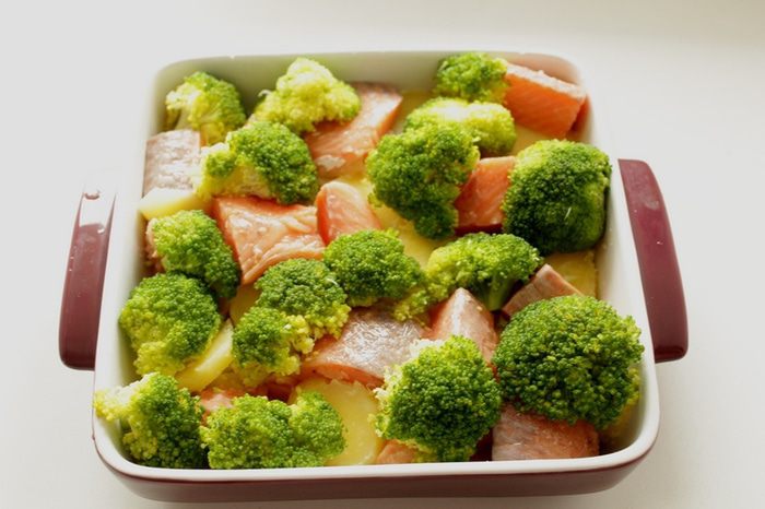 Запеканка с форелью и брокколи