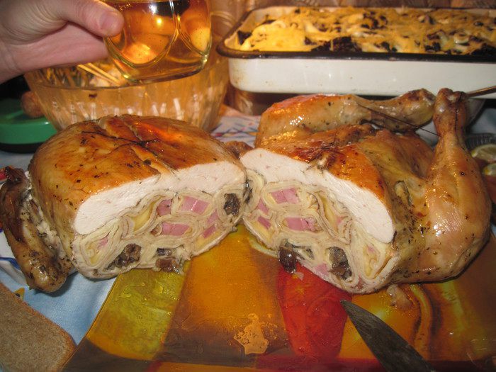 Курица, фаршированная блинами