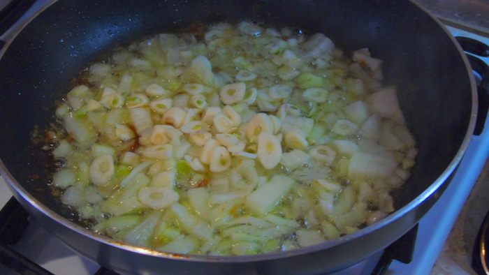 Соте из курицы с яблоками и черносливом