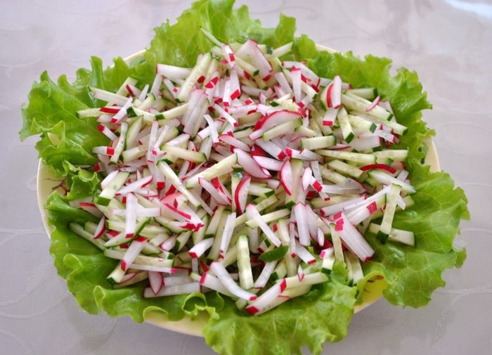 Салат из редиса и огурцов с куриной печенью