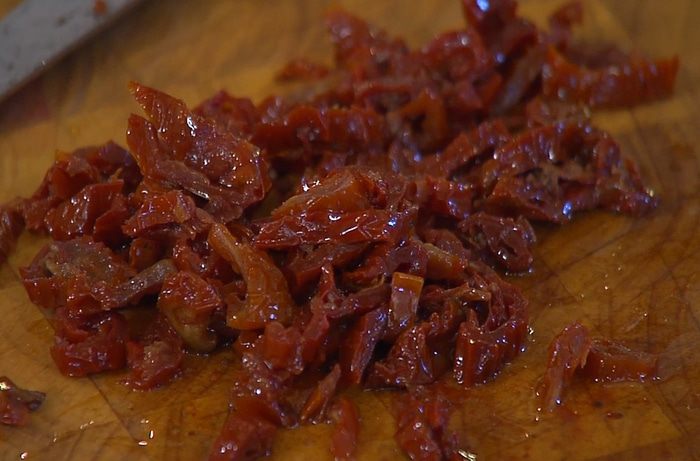 Теплый салат из пенне с ветчиной и руколой