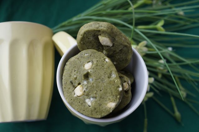 Печенье с белым шоколадом и чаем матча 