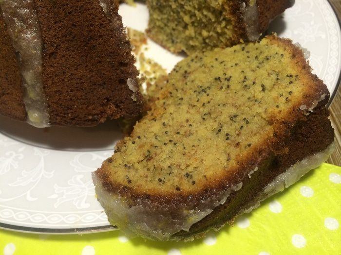 Банановый кекс с маком и лимонной глазурью