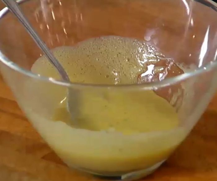 Запеченный порей с яйцами и шнитт-луком 