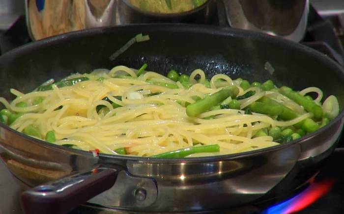 Спагетти с зеленым горошком и спаржей