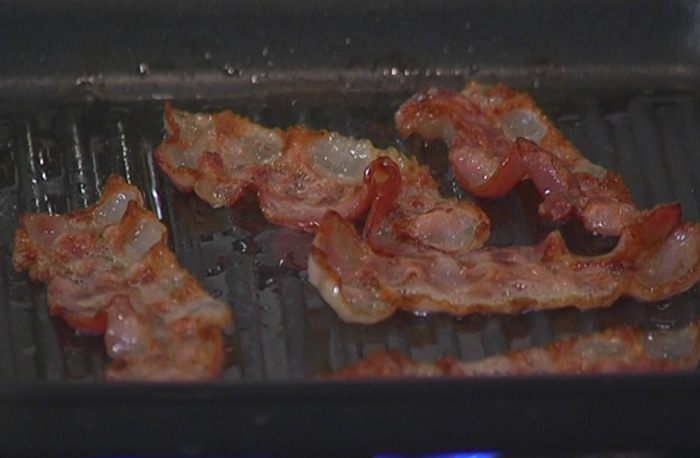 Салат из фасоли с беконом и сливами на гриле