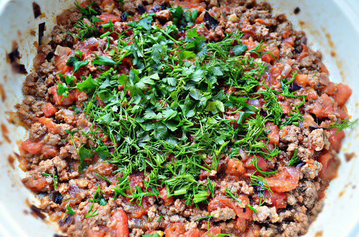 Перцы, фаршированные фаршем, булгуром и сулугуни