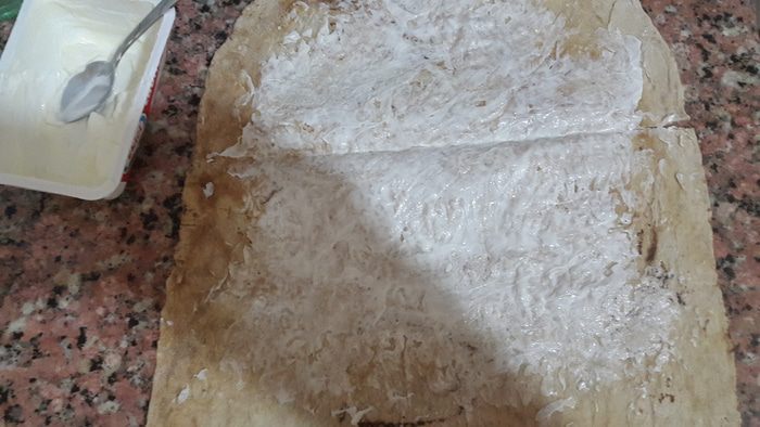 Лаваш, запеченный с тунцом, помидорами и сыром
