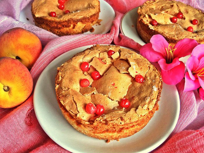 Нежное пирожное с персиками