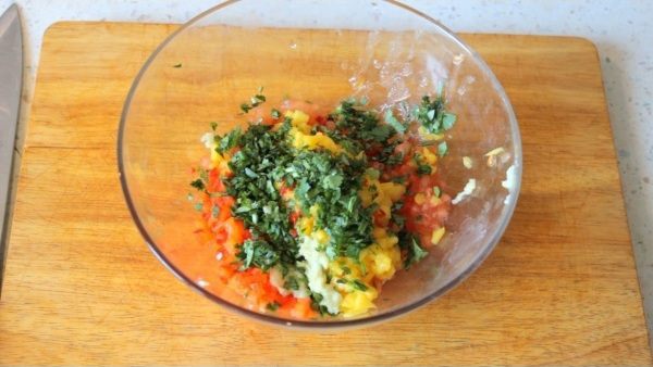 Мексиканский бургер с манговой сальсой и козьим сыром