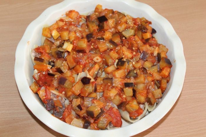 Фаршированные конкильони с баклажановым соусом
