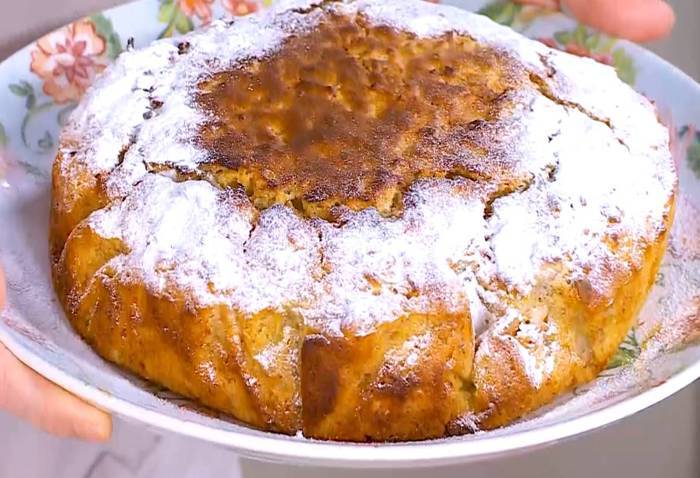 Медовый пирог с морковью, бананом и орехами 