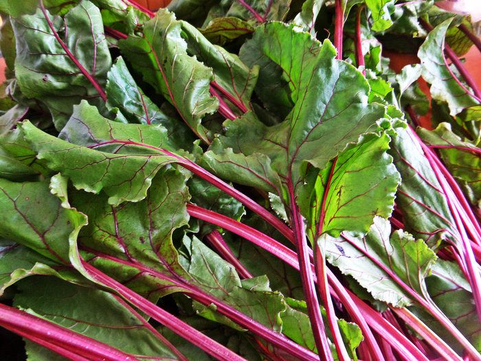 Маринование свекольных стебельков