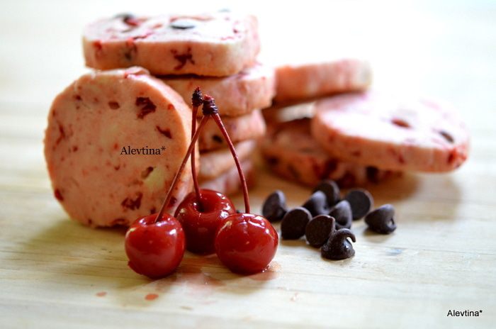 Печенье с шоколадными каплями и вишней мараскино