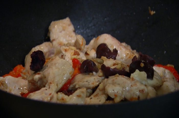 Куриное филе с миндалем, семечками и сладким перцем