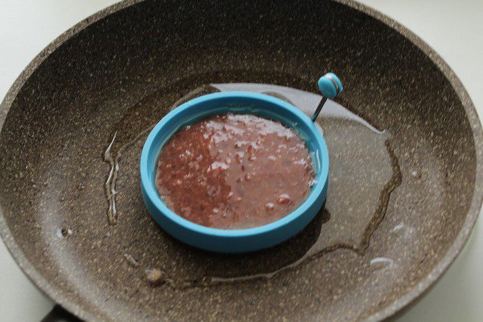 Печеночные оладьи с брусничным соусом