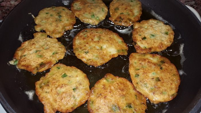 Мясные оладьи с зеленым луком