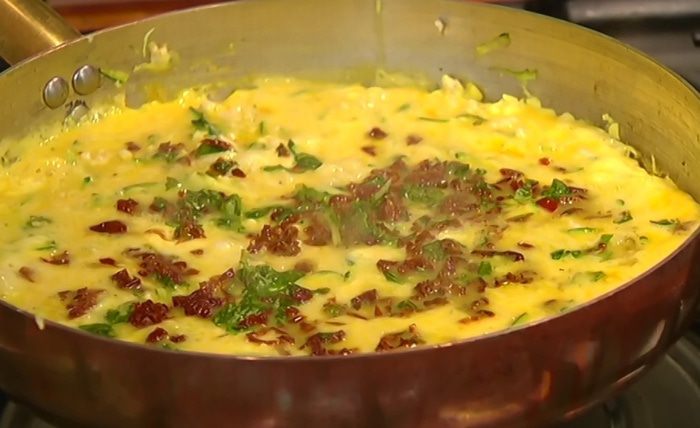 Фриттата с начинкой из курицы и овощей 