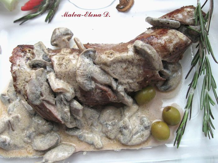 Сочная телячья вырезка по-французски с шампиньонами