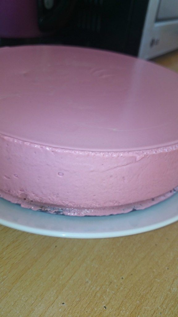 Холодный розовый чизкейк