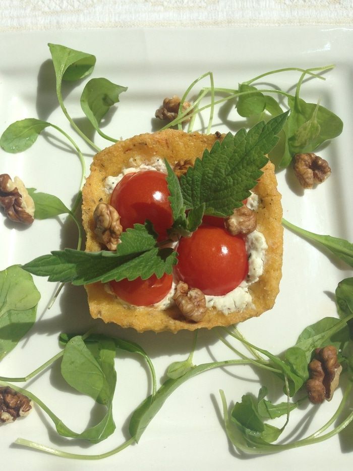 Закусочные тарталетки из поленты с козьим сыром и помидорками черри