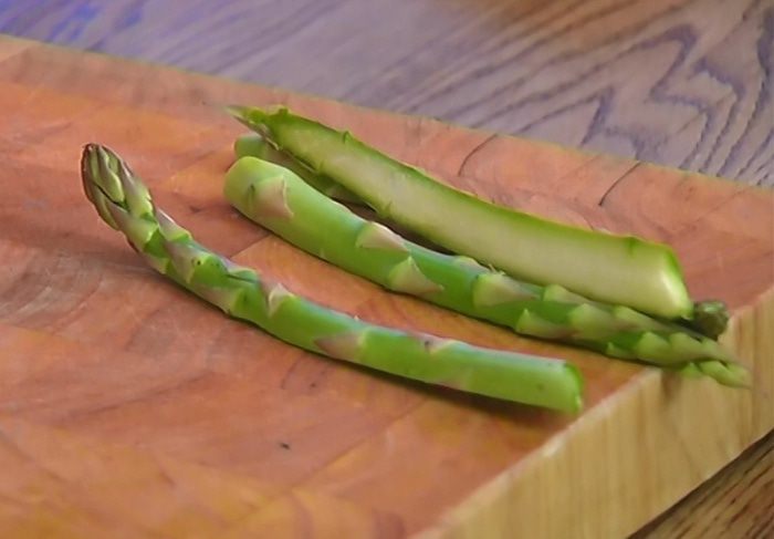 Гамбургеры с горгонзолой и спаржей 