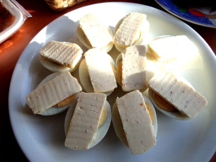 Рыбное канапе на маринованных яйцах