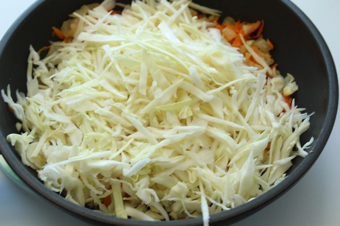 Капуста с чечевицей и колбасками