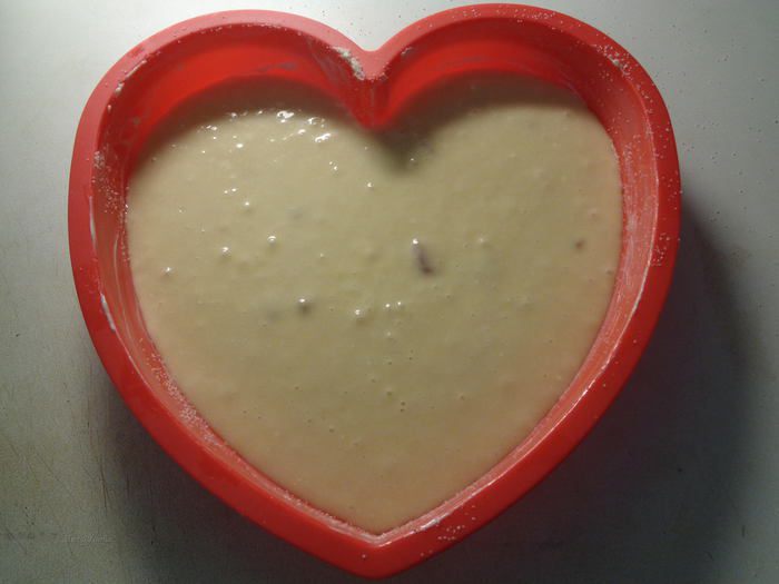 Клубничный бисквитный пирог с цукатами экзотических фруктов