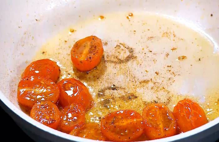 Тосты с фетой, помидорами и йогуртовым кремом 