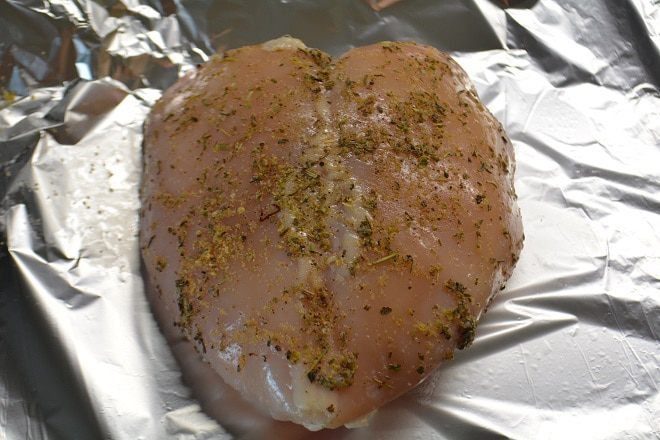 Салат с запеченной грудкой и вялеными томатами