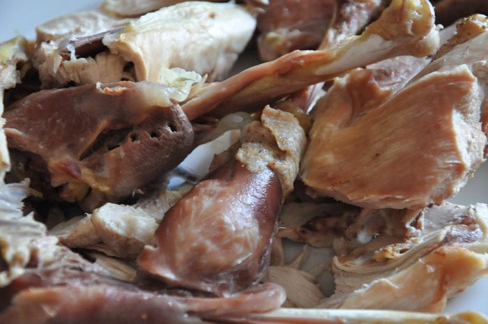 Гренка с курицей и яйцом-пашот