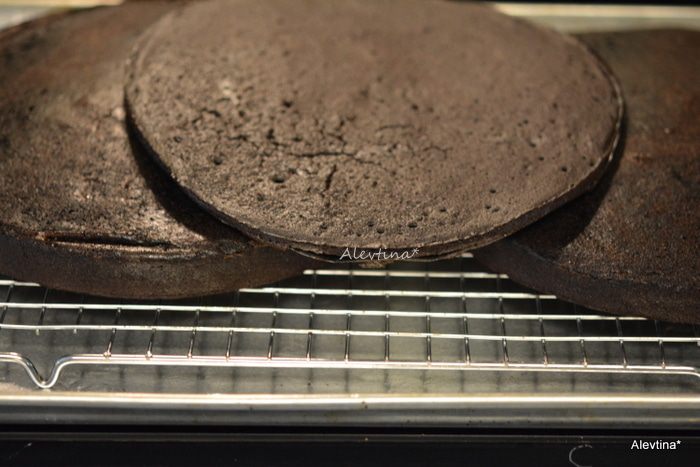 Шоколадный торт с клюквой