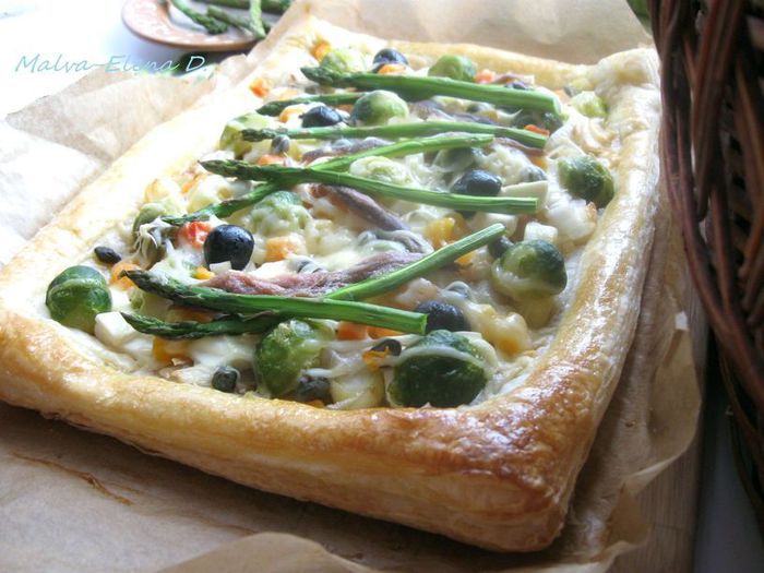 Пирог из слоеного теста с овощами