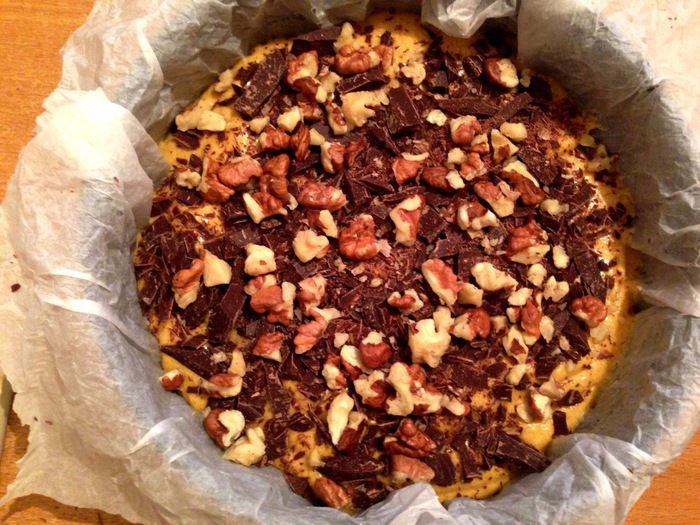 Тыквенный пирог с орехами, шоколадом и соленой карамелью