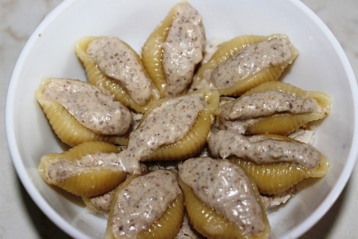 Фаршированные Конкилье Ригате под миндальными лепестками