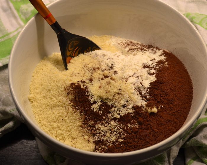 Шоколадный пирог с яблоками