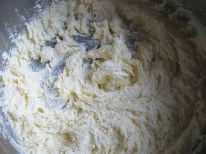 Цитрусовый кекс в шапочке из персиков и фундука