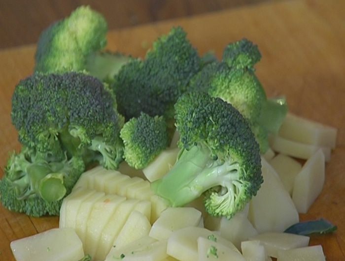 Уютный куриный суп с овощами и спагетти